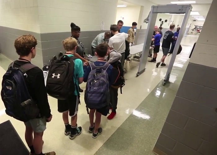 Uu-diem-va-nhuoc-diem-cua-cong-do-kim-loai-trong-truong-hoc